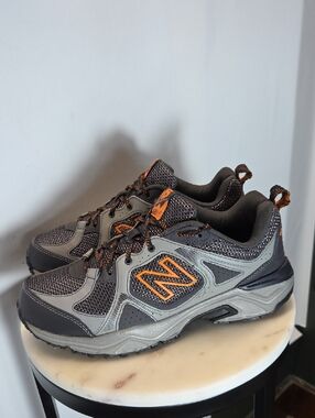 New Balance Men's Gray and Orange Trail Sneakers Size 8